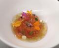 Bild: Adrian Kuhlemann, exb 
Erfrischend, sommerlich und auch optisch ist die Lachsforelle mit Tomate, die der Neustädter Gourmetkoch Adrian Kuhlemann seinen Gästen serviert. Das Gericht gibt es zum Genießen in seinem Restaurant und zum Nachkochen als Rezept.
