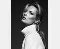 Bild: © Bryan Adams, Kate Moss, White Coat, London 2013
Die Fotografien von Bryan Adams zeigen Berühmtheiten abseits des Scheinwerferlichts - hier Kate Moss.