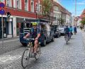 Bild: Stephan Huber
Der eigentlich für Radfahrer ausgewiesene Seitenstreifen in der Bahnhofstraße ist zugeparkt. Die Fünf-Flüsse-Touristen müssen sich im Gegenverkehr vorsichtig nach oben tasten.
