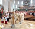 Bild: lg
Die Geistlichkeit mit Weihbischof Josef Graf und die Gläubigen beim Schlussgesang des Festgottesdienstes.