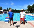 Bild: ubb
Bademeister Stefan Pelz (links) und sein Vater Harald Pelz sind zwei von fünf Mitarbeitern, die den Betrieb im Freibad Mitterteich mit Betreuung und Aufsicht aufrechterhalten. Dieses Privileg haben andere Freibäder nicht. Sie kämpfen um Personal, denn oftmals gibt es nur einen Bademeister.