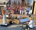 Bild: u
Mit einem bunten Strauß von Evergreens verwöhnten der Gemischte Chor und seine Leiterin Jana Müller die knapp 400 Besucher am Sonntag bei ihrer musikalischen Reise durch Europa. Am E-Piano Roman Podokschik, auf der Galerie die „Hirschauer Wirtshausmuse“.