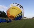 Bild: Roland Wellenhoefer
Der Heißluftballon wird langsam mit Luft gefüllt – eindrucksvoll zeichnen sich bereits die gewaltigen Dimensionen der Hülle ab