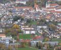 Archivbild: mür
Aus zwei Realschulstandorten in Waldsassen soll mittelfristig einer werden. Im Rennen für Erweiterungsflächen sind sowohl die Mädchenrealschule auf dem Klosterareal (oben rechts) als auch die Realschule im Stiftland (unten links).