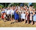 Bild: Gerhard Doerfler
Die Kirwagemeinschaft mit dem neuen Oberkirwapaar 2025 (Mitte) Andreas Götz und Vanessa Klinger. Links die „Hoidlöbrumma“.