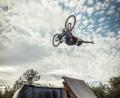 Bild: Timo Nachbar/exb
Jonas Möhwald zeigt bei einer "Freestyle Show" einen Rückwärtssalto. Diese Events werden ebenfalls unter dem Dach von "Riding Skills" angeboten.