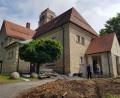 Bild: Benkhardt
Die evangelische Kirche in Erbendorf wird teilsaniert. Der Grund sind Wasserschäden im Mauerwerk und am Belag rund um das Gotteshaus.