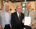 Bild: kro
Mit dem Ehrenzeichen des Bayerischen Ministerpräsidenten wurde Karl Tabert (mitte) aus Plößberg ausgezeichnet. Landrat Roland Grillmeier (rechst) und Robert Lindner, Bürgermeister aus Floß, gratulierten.