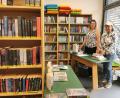 Bild: Portner
Die Gemeindebücherei Gleiritsch hat sich in zweieinhalb Jahren etabliert. Franziska Schmidhuber (links) und Gabriela Rhein tragen die Ausleihen auf Karteikarten ein.