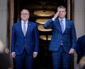 Bild: Kay Nietfeld
Bundesverteidigungsminister Boris Pistorius (SPD, links) besucht seinen amerikanischen Amtskollegen Pete Hegseth. Als "Freundschaftsgeschenk" brachte der Deutsche einen Bierkrug und ein Buch aus Grafenwöhr mit.