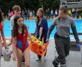 Bild: kro
Der Nachwuchs der Wasserwacht Waldsassen demonstriert die Rettung eines Verletzten vom Wasser bis zum Krankenwagen.