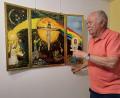 Bild: u
Jürgen Hartmann zeigt bei der Ausstellung „LokalKunst“ seinen auf drei Holplatten mit Öl gemalten Altar- Er hat ihn 1988 gestaltet, um mit seiner krebskranken Mutter über das Sterben reden zu können.