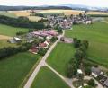 Bild: fvo
Das Dorf Spielberg mit dem Fahrenberg im Hintergrund.