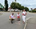 Bild: Christina Meier, Geschäftsstelle Städtedreieck
Sebastian Hauser, Geschäftsleiter des Zweckverbands Städtedreieck, Kilian Marek und Sabine Eichinger (von links) vom Organisationsteam bei der Streckenmarkierung in Maxhütte-Haidhof.