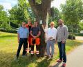 Bild:  Andreas Hofmeister/Stadt Schwandorf
Die Bauhofmitarbeiter Franz Scharf, Christian Buchmann und Mario Kranz sowie Oberbürgermeister Andreas Feller und Bauhofleiter Michael Übel 
(von links) brachten die Hinweistafel an der Linde in der Kreuzbergallee an.
