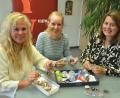 Bild: jr
Rektorin Claudia Strobel-Dietrich (links) sowie die Lehrerinnen Sandy Wendt (Mitte) und Eva Gleißner zeigen die "Billyballs“, mit denen der neue Kunstautomat gefüttert wird. Gefüllt sind die Kugeln jeweils mit kleinen Kunstwerken.