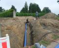 Bild: Fred Lehner
Vom Gehweg in der Plößberger Straße bis in den angrenzenden Flurbereich wird die neue Hauptleitung der Wasserversorgungsanlage verlegt.