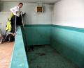 Bild: ubb
Der Swimmingpool auf der Dachterrasse könnte sofort wieder aktiviert werden. Hinsichtlich der Bausubstanz ist alles in Ordnung damit.