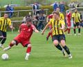 Archivbild: Gebert
Der TSV Konnersreuth (rote Trikots, Szene aus der vergangenen Saison gegen den FC Tirschenreuth/2:1) schloss die Saison 2024/25 als Tabellenvierter ab. In die neue Spielzeit startet der TSV am Sonntag mit dem Derby gegen Neuling SV Pechbrunn.