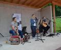 Bild: gi
Die Musikgruppe „Saitenwind“ mit Vitus, Marion und Thorsten trat bei der Serenade im Generationenpark in Moosbach auf.
