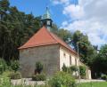 Bild: rha
Die Wallfahrtskirche zum Heiligen Kreuz liegt malerisch am südwestlichen Hang des Kreuzbergs. Sie befindet sich auf Hahnbacher Gemeindegrund, gehört jedoch zur Pfarrei Schlicht.
