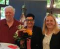 Bild: gsp
Blumen für die OB-Kandidatin Birgit Fruth (mitte) von Simone Böhm-Donhauser (rechts) und Dieter Weiß (links).