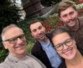 Bild: Bernd Sommer/exb
Sonja Zölch mit Bernd Sommer und (von rechts) Max Bolch und Christian Döllinger. Die beiden jungen Ärzte werden ab April 2026 im neuen Medizinischen Versorgungszentrum der Stadt Waldsassen arbeiten.