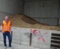 Bild: Houschka
Der Bunker und sein Erbauer: Unternehmer Bernhard Godelmann ist stolz auf Berge von Hackschnitzeln, die aus dem Holz defekter Europaletten gewonnen und dann zur Wärmegewinnung in allen Firmengebäuden verbrannt werden.