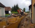 Bild: gi
Voraussichtlich noch wochenlang gesperrt ist die Burgtreswitzer Straße in Moosbach. Es werden die Kanal- und Wasserleitung erneuert und die Nahwärmeleitung verlegt. Dafür fallen voraussichtlich Kosten von über 2 Millionen Euro an.