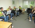 Bild: Karl Wildenauer
Mit Medleys und Evergreens begeistert das Akkordeon-Orchester unter Jürgen Eckert (Vierter von links).