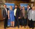 Bild: ge
Ein eindeutiger Vertrauensbeweis: Patrick Fröhlich (links) sowie Dieter Dehling, Harald Schwartz, Günter Koller und Stefan Ott (von rechts) gratulieren Stefan Frank, den seine Frau Tanja unterstützt.
