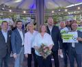 Bild: Paulina Schmidt
Landrat Andreas Meier (vorne, dritter von rechts) wird auch bei der Kommunalwahl 2026 als Landratskandidat der CSU antreten. Er feierte mit (von links): Bundestagsabgeordnetem Albert Rupprecht, CSU-Kreisverbands-Vorsitzendem Stephan Oetzinger, Stellvertreterin des Landrats Andrea Lang, Ehefrau Jutta Meier, Vizevorsitzendem der CSU-Kreistagsfraktion Gerald Morgenstern und Stellvertretendem Landrat Albert Nickl.