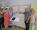 Bild: Thomas Dobler
Bei der Vorstellung der Ausstellung der Mennoniten-Gemeinde waren Pastor Paul Warkentin und seine Frau Ina (rechts), Elke Horsch (Mitte) sowie Josua und Maja Neufeld (links) anwesend.