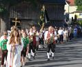 Bild: jr
Angeführt von den Steinwaldmusikanten bewegt sich der Kirchenzug von der Pfarrkirche zum Schützenheim.