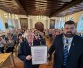 Bild: Stephan Huber
Altbürgermeister Gerd Geismann wird zum Ehrenbürger der Stadt Sulzbach Rosenberg ernannt. Erster Bürgermeister Stefan Frank bei der feierlichen Verleihung im vollen Rathaussaal.