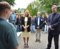 Bild: jr
Robin Baumgärtner begrüßte Kultusministerin Anna Stolz und Ministerpräsident Markus Söder (vorne von links) auf Tschechisch und Bayerisch.