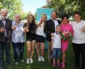 Bild: kro
Von der Familie gab es durchwegs ein "Daumen hoch" für Hubert Schicker. Unser Bild zeigt von links, seine Eltern Albert und Hildegard Schicker, die Töchter Lea (14 Jahre), Martina (16), Hubert Schicker mit Sohn Luis (7) und Ehefrau Karolina sowie Sohn Maximilian (17).