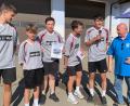 Bild: Dr. Johannes Weig
Die Gewinner des Lebendkicker-Turniers der Löwenfreunde Waldthurn-Vohenstrauß: FSV Waldthurn Team II mit Kapitän Jakob Lukas (Zweiter von rechts) und Löwenfreunde-Präsident Herbert Striegl (rechts).
