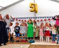Bild: whü
Es wurde fröhlich getanzt, gesungen und geklatscht beim festlichen Jubiläumsgottesdienst mit Pfarrerin Andrea Kühn (links), der von den Käferkindern und und ihren Betreuern Danja Klein, Karina Kreutzer (von links) und Peter Bock (nicht im Bild gestaltet wurde..