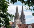 Symbolbild: Armin Weigel/dpa
Der Nordturm wurde mit einer politischen Botschaft bestrahlt.