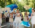 Bild: Marina Gube
Auf der Bühne in der Kurt-Schumacher-Allee: Eine Mädchen-Tanzgruppe des Idance-Studios in Weiden.