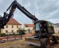Bild: Kunz
Der Bagger steht bereit. In drei bis vier Monaten soll das neue Dorfzentrum von Neunkirchen fertig sein.