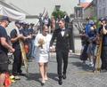 Bild: fz
Anna und Michael Ermer durchschreiten am Alten Rathaus in Weiden das Spalier der Bergwacht