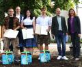 Bild: Jochen Henning, VGL Bayern
Markus Braun aus Weiden (von links) sowie Alexandra Fiedler und Nick Henzler erzielten die besten Noten in den Abschlussprüfungen des Garten- und Landschaftsbaus in der Oberpfalz. Es gratulierten Martin Sandkühler, Landrätin Tanja Schweiger und Karl Artinger, Ehrenmitglied des VGL Bayern, (hintere Reihe, links).