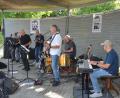 Bild: dob
Die Leidenschaft der regionalen Musikszene längst vergangener Zeit lebte bei der Serenade am Sonntagabend mit der einheimischen Popband „The Birdies“ auf. Frontmann und Sänger Manfred Jeschke zeigte beeindruckend, was auch mit 76 Jahren noch möglich ist.