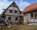 Archivbild: szl
So sah die Naturdorf-Baustelle im Juni vergangenen Jahres aus. Zwei Wochen lang machten damals Wandergesellen verschiedenster Gewerke einen Anfang bei der Gestaltung der Außenanlagen. Im September sollen nun die ersten beiden Ferienhäuser beziehbar sein.