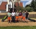 Bild: Thomas Beer
Bürgermeister Roland Strehl (Zweiter von links) und Bauamtsmitarbeiter Tobias Birner (rechts) geben den Spielplatz an der Willy-Brandt-Straße gemeinsam mit den beteiligten Bauhofmitarbeitern nach einer umfangreichen Sanierung wieder für den Spielbetrieb frei