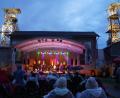 Bild: Brigitte Grüner
Das Konzert mit Fundamental Soul Thunder, das die Stadt Auerbach auf Maffei veranstaltete, litt den ganzen Abend über unter dem Nieselregen. Die Musik der Band begeisterte dennoch.