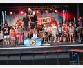 Bild: pi
Die Mädchen und Jungen zeigen sich beim "Wackelkontakt" mit den "Würzbuam" als absolut textsicher. Nicht nur deshalb war das Bürgerfest in Waidhaus ein riesiger Erfolg.