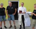 Bild: jr
Kaplan Bastian Neumann (2. von rechts) spendete der neuerbauten Hundepension Rosenbühl den kirchlichen Segen. Mit dabei (von links) die Betreiberfamilie Hubrich mit Heike, Bernhard und Steffi.